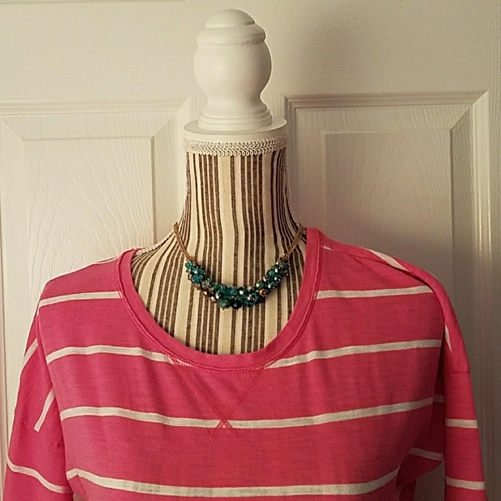 Pretty tee Hollister EUC!